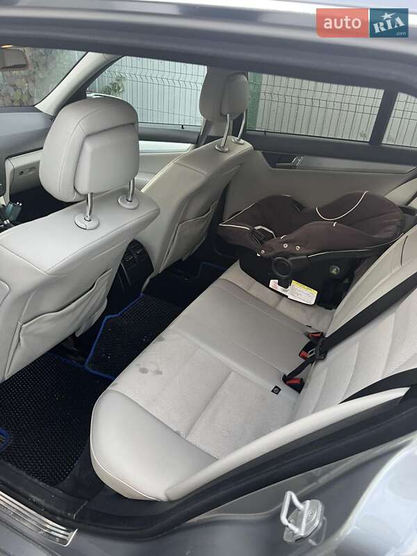 Універсал Mercedes-Benz C-Class 2010 в Івано-Франківську
