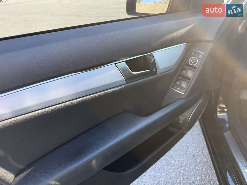 Седан Mercedes-Benz C-Class 2011 в Києві фото 38 Седан Mercedes-Benz C-Class 2011 в Києві