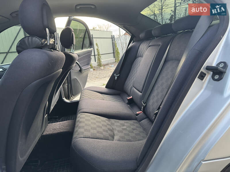 Седан Mercedes-Benz C-Class 2004 в Нетешине фото 25 Седан Mercedes-Benz C-Class 2004 в Нетешине