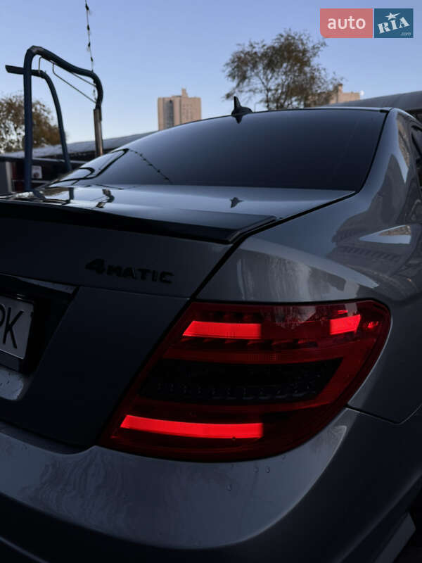 Седан Mercedes-Benz C-Class 2012 в Днепре