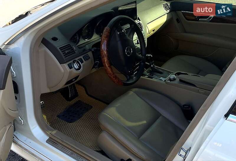 Седан Mercedes-Benz C-Class 2011 в Жовтих Водах