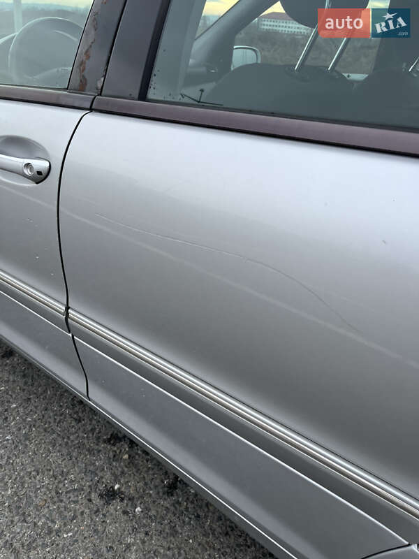 Універсал Mercedes-Benz C-Class 2003 в Чернівцях