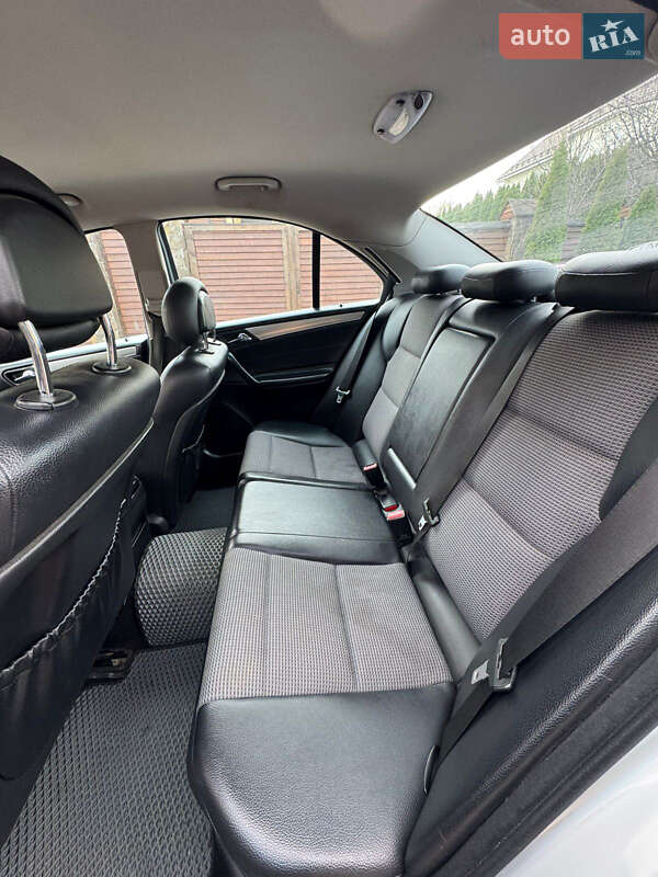 Седан Mercedes-Benz C-Class 2004 в Черновцах