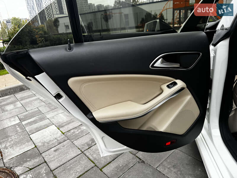 Седан Mercedes-Benz CLA-Class 2018 в Киеве