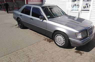 Седан Mercedes-Benz E 200 1989 в Черновцах