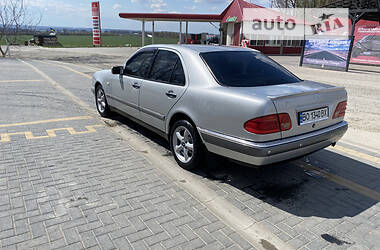 Седан Mercedes-Benz E 200 1999 в Черновцах
