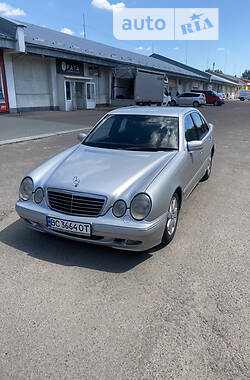 Седан Mercedes-Benz E 320 2000 в Львові