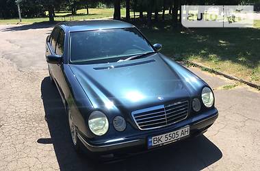 Седан Mercedes-Benz E-Class 2001 в Ровно