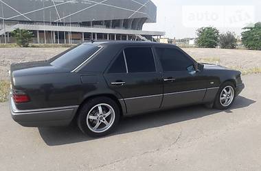 Седан Mercedes-Benz E-Class 1995 в Львові