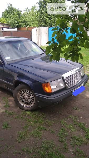 Седан Mercedes-Benz E-Class 1988 в Варві