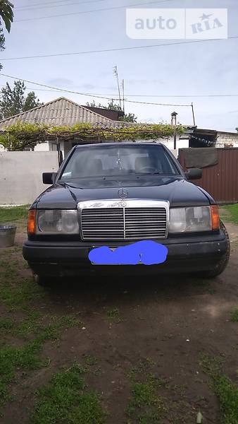 Седан Mercedes-Benz E-Class 1988 в Варві