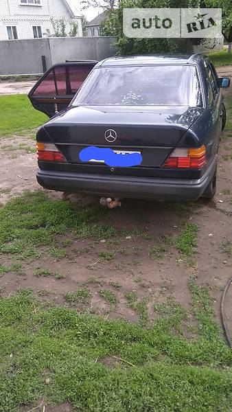 Седан Mercedes-Benz E-Class 1988 в Варві