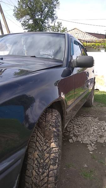 Седан Mercedes-Benz E-Class 1988 в Варві