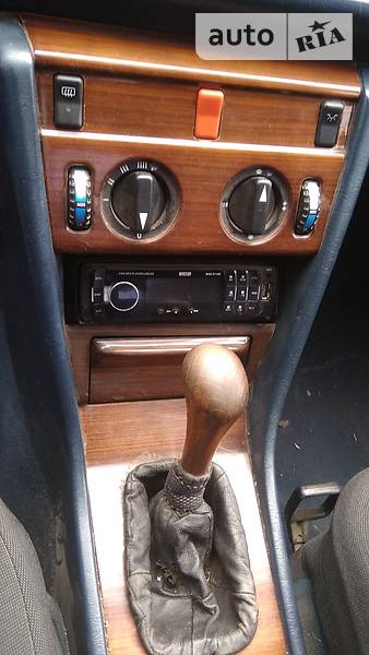 Седан Mercedes-Benz E-Class 1988 в Варві