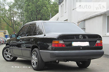Седан Mercedes-Benz E-Class 1993 в Києві
