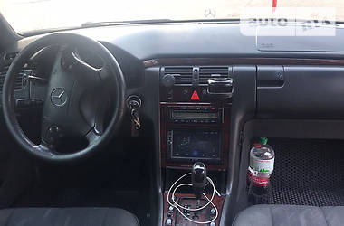 Седан Mercedes-Benz E-Class 2000 в 