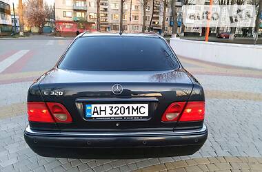 Седан Mercedes-Benz E-Class 2000 в 