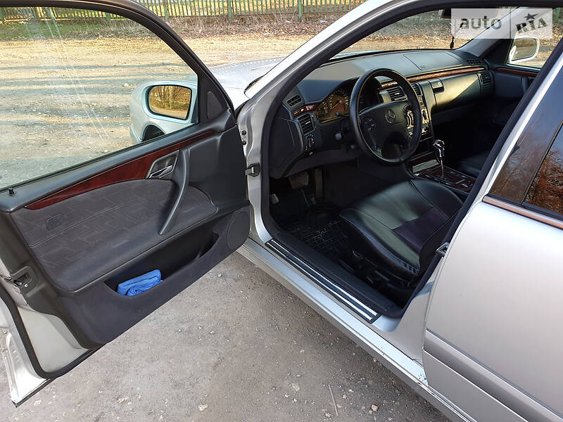 Седан Mercedes-Benz E-Class 2001 в Тернополі