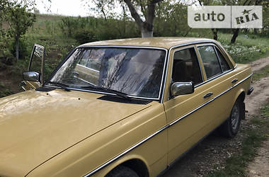 Седан Mercedes-Benz E-Class 1980 в 