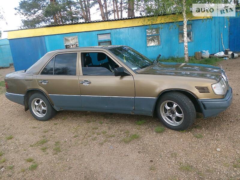 Седан Mercedes-Benz E-Class 1989 в 