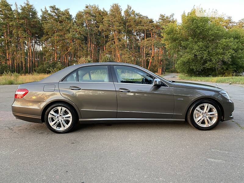 Седан Mercedes-Benz E-Class 2012 в Києві