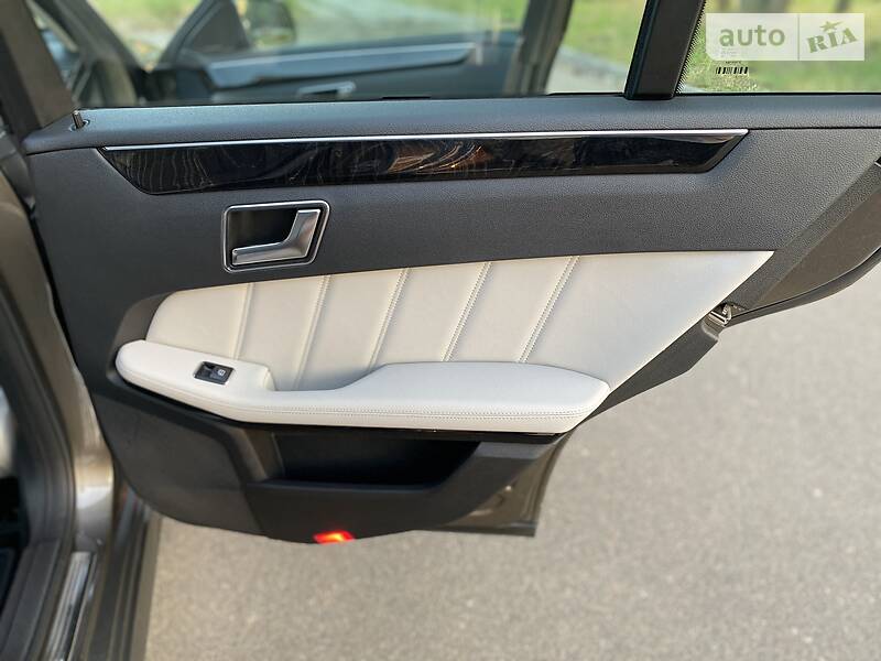 Седан Mercedes-Benz E-Class 2012 в Києві