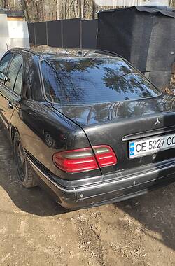 Седан Mercedes-Benz E-Class 2001 в Кельменцах