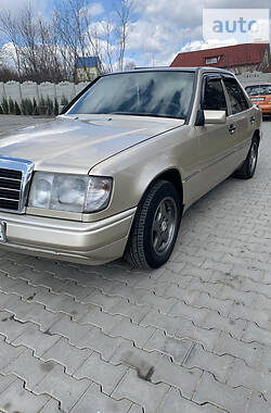 Седан Mercedes-Benz E-Class 1989 в Чернівцях