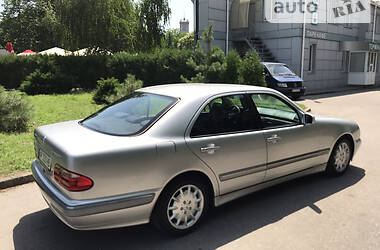 Седан Mercedes-Benz E-Class 2000 в 