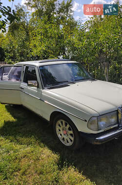 Седан Mercedes-Benz E-Class 1978 в 