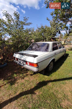 Седан Mercedes-Benz E-Class 1978 в 