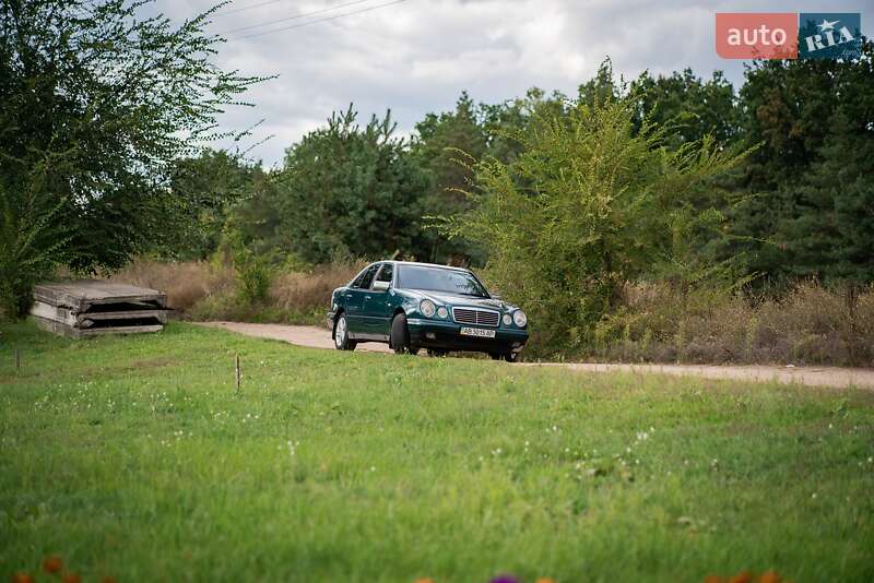Седан Mercedes-Benz E-Class 1997 в Гайвороне