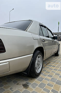 Седан Mercedes-Benz E-Class 1985 в Копычинце