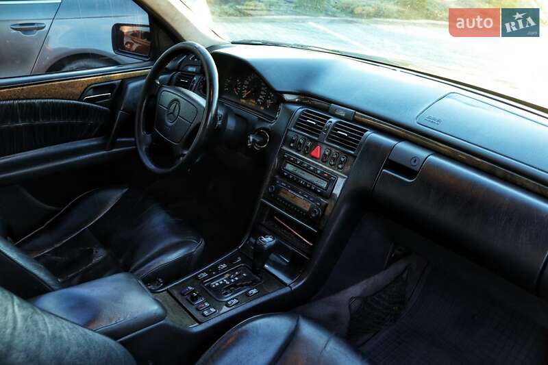 Седан Mercedes-Benz E-Class 1998 в Черновцах