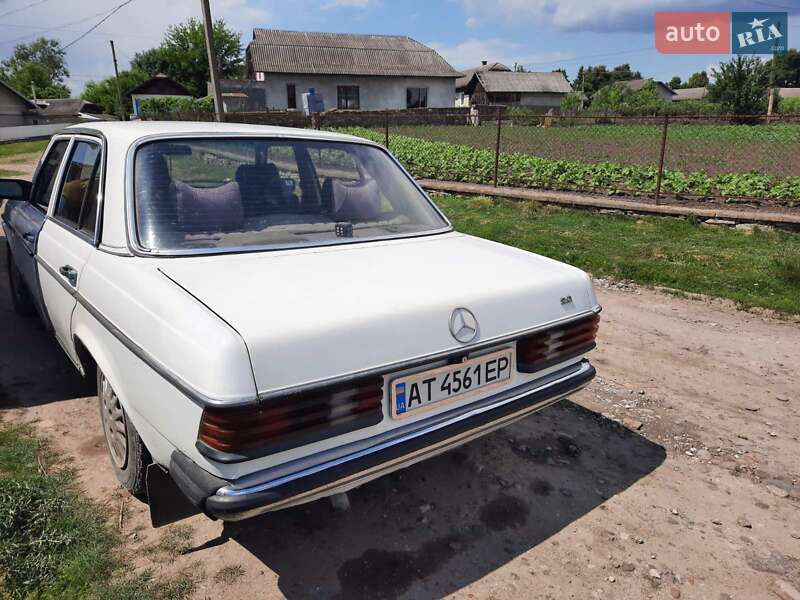 Седан Mercedes-Benz E-Class 1982 в Городенці
