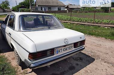 Седан Mercedes-Benz E-Class 1982 в Городенке