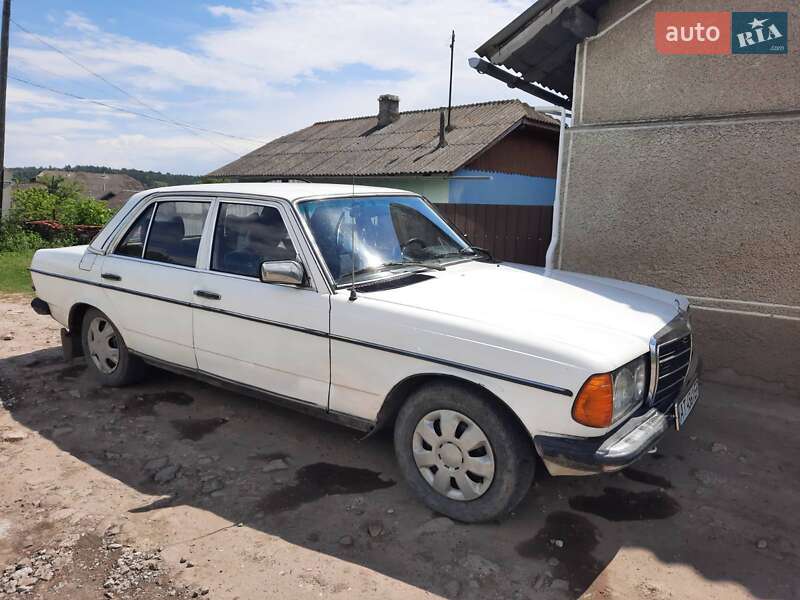 Седан Mercedes-Benz E-Class 1982 в Городенці