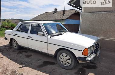 Седан Mercedes-Benz E-Class 1982 в Городенці