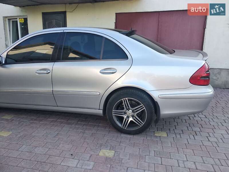 Седан Mercedes-Benz E-Class 2004 в Умані