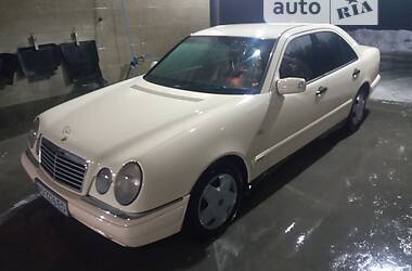 Седан Mercedes-Benz E-Class 2000 в Иршаве