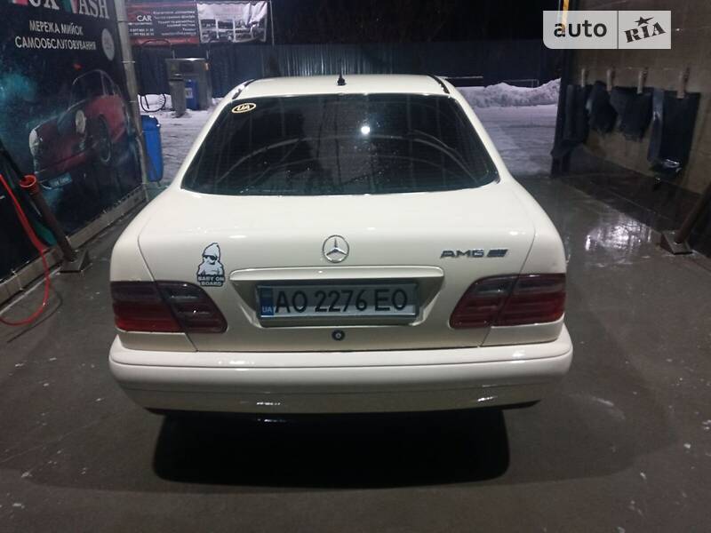 Седан Mercedes-Benz E-Class 2000 в Іршаві