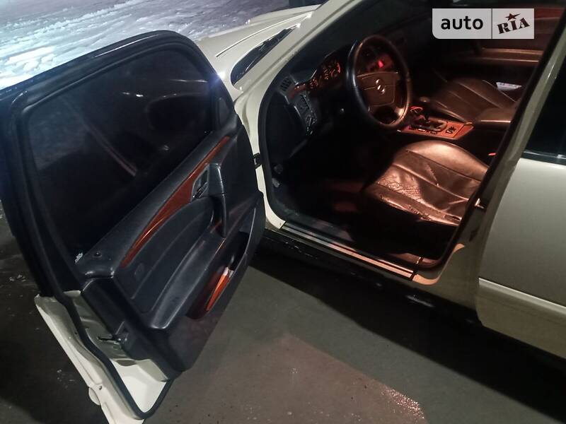Седан Mercedes-Benz E-Class 2000 в Іршаві