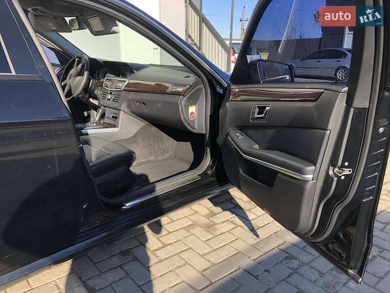 Седан Mercedes-Benz E-Class 2011 в Чернівцях