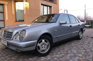 Седан Mercedes-Benz E-Class 1998 в Ужгороді