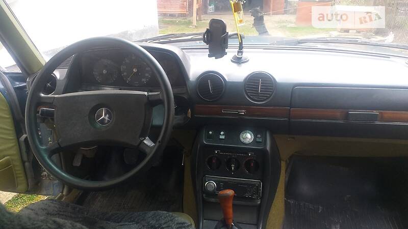 Седан Mercedes-Benz E-Class 1977 в Болехове