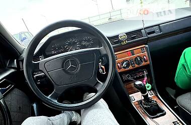 Седан Mercedes-Benz E-Class 1993 в Буске