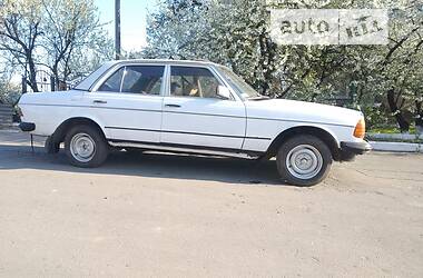 Седан Mercedes-Benz E-Class 1977 в Иваничах