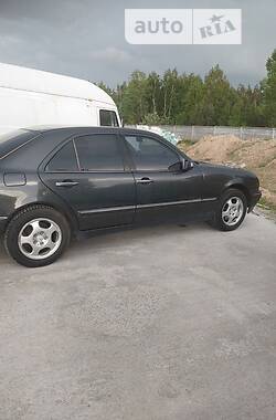 Седан Mercedes-Benz E-Class 2001 в 