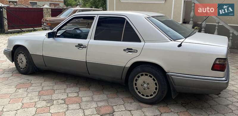 Седан Mercedes-Benz E-Class 1994 в Львове