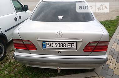 Седан Mercedes-Benz E-Class 2001 в Бучаче